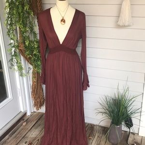 Maroon maxi with bell sleeve detail 🌿